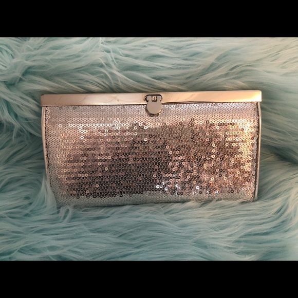 Classic Silver Sequined Clutch - Picture 1 of 12